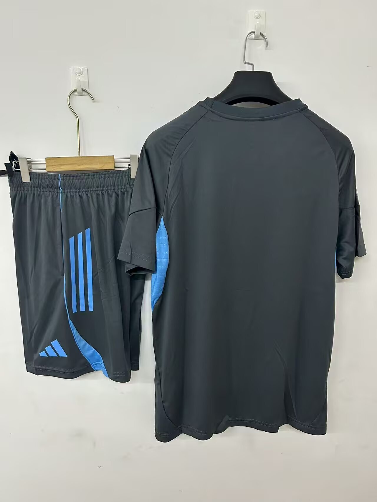 25/26 Newcastle United Pre-Match Training Jersey Grey+ Shorts